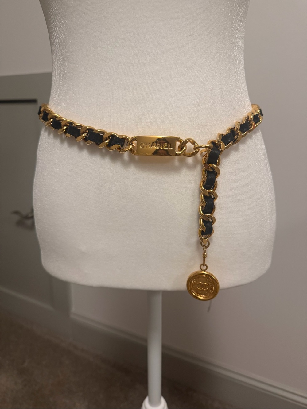 Chanel Vintage 1980s 31 Rue Cambon Medallion Black Leather Gold Chain Belt